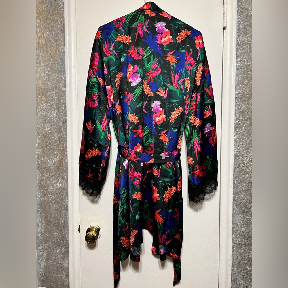 Victoria’s Secret floral Robe, size XL